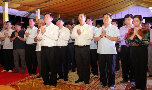 Phó Thủ tướng Vương Đình Huệ (hàng trên) cùng cầu nguyện cho anh linh những người lính đã hi sinh vì sự nghiệp giải phóng dân tộc được an nhàn trong cõi tịnh. Ảnh: Hưng Thơ. 